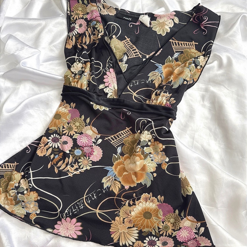 rue21 Vintage Floral Japanese Print V-Neck Empire Waist Top Black XL